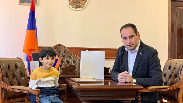 Мэр Армавира Давид Худатян встретился с юным жителем города Ваге Ованнисяном (24 ноября 2020). Авмавир - Sputnik Армения