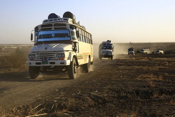 Автобусы с эфиопскими беженцами на пути в лагерь для беженцев в Судане - Sputnik Армения