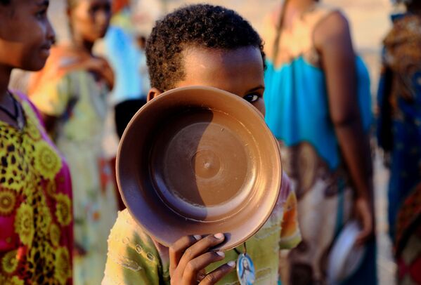 Ребенок-беженец в очереди за едой в лагере Ум-Ракоба на границе между Суданом и Эфиопией - Sputnik Армения