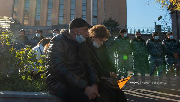 Родственники пропавших без вести военнослужащих во время войны в Карабахе у здания посольства России (24 ноября 2020). Еревaн - Sputnik Армения