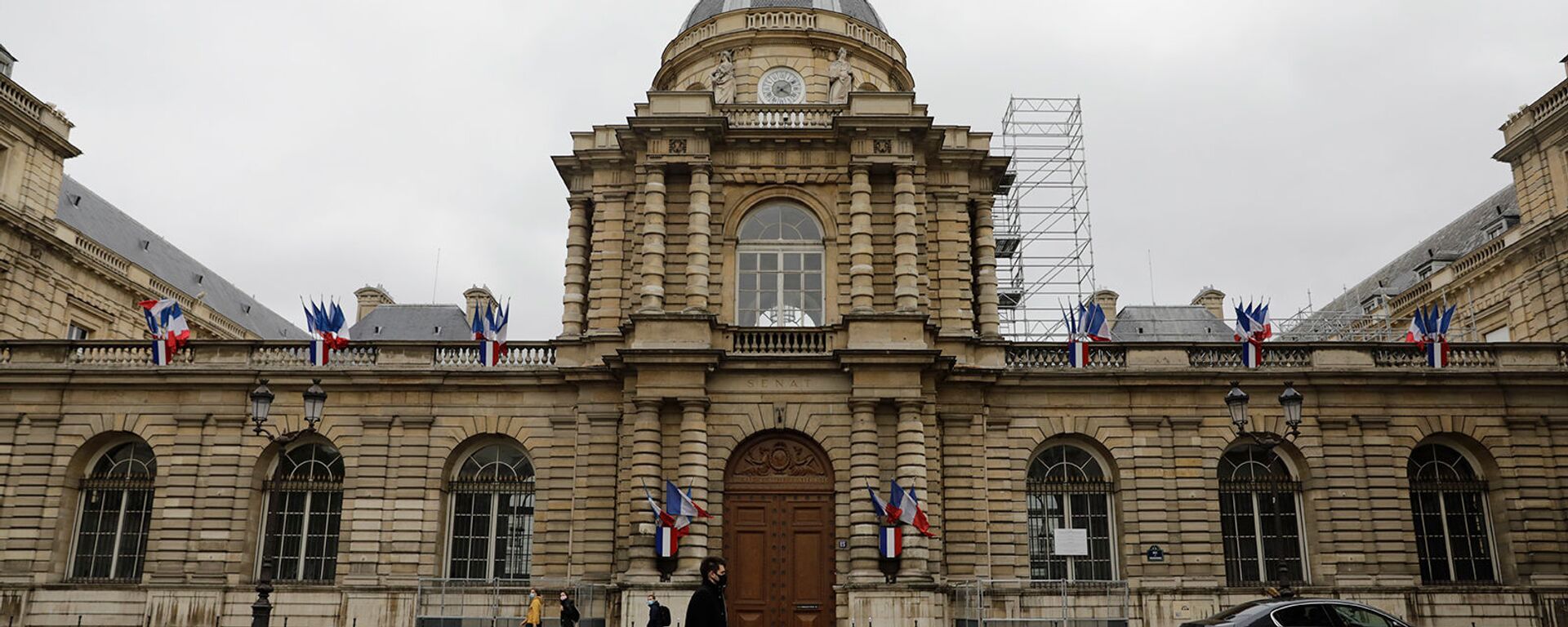 Мужчина проходит мимо здания Сената (27 сентября 2020). Париж - Sputnik Արմենիա, 1920, 28.04.2021