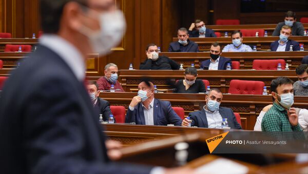 Депутаты фракции Мой шаг следят за выступлением Геворга Горгисяна во время внеочередного заседания Парламента Армении (26 ноября 2020). Еревaн - Sputnik Армения