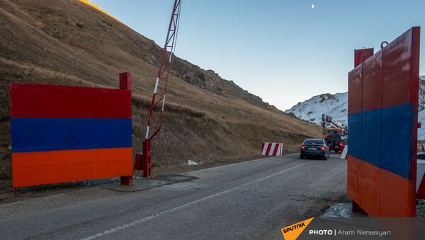 Железные ворота на дороге Сотк-Карвачар (24 ноября 2020). Карабах - Sputnik Արմենիա
