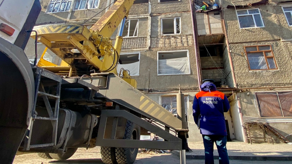 Оперативная группировка МЧС России совместно с представителями администрации Степанакерта занимаются распределением и передачей стройматериалов пострадавшему населению (27 ноября 2020). Карабах - Sputnik Արմենիա
