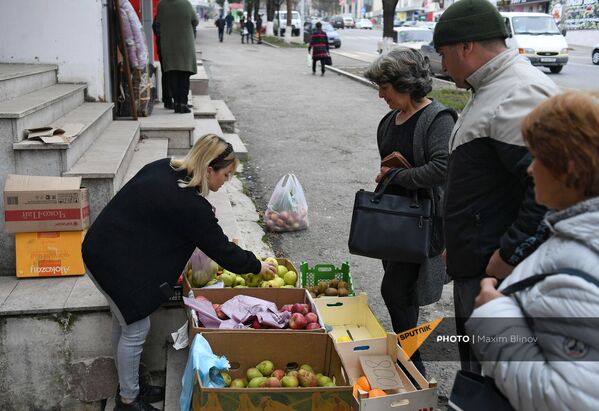  Уличная торговля фруктами в Степанакерте - Sputnik Армения