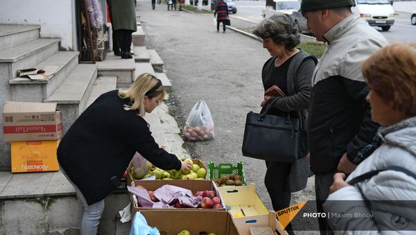  Уличная торговля фруктами в Степанакерте - Sputnik Армения