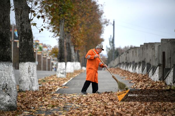 Дворник метет листву на улице в Степанакерте - Sputnik Армения