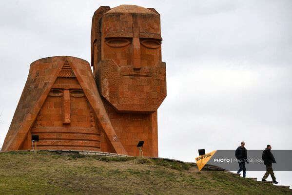 Люди возле монумента Мы - наши горы в Степанакерте - Sputnik Армения