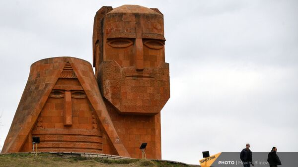Люди возле монумента Мы - наши горы в Степанакерте - Sputnik Արմենիա