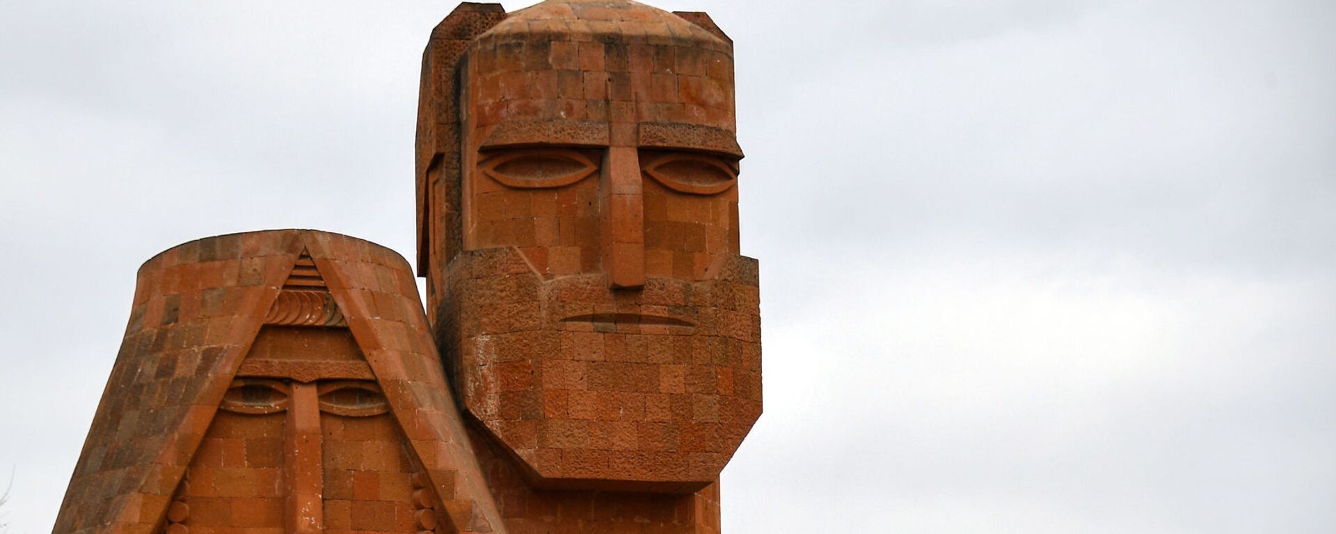 Люди возле монумента Мы - наши горы в Степанакерте - Sputnik Արմենիա, 1920, 08.02.2021