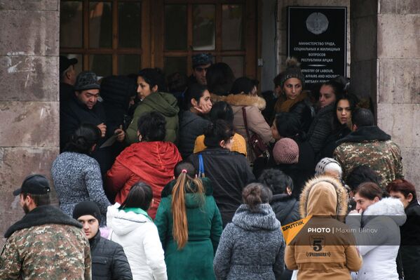 Жители Карабаха в очереди за социальным пособием в Степанакерте - Sputnik Армения