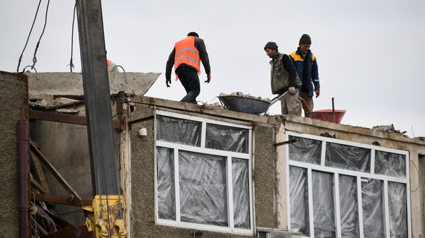 Работы по восстановлению жилого дома в Степанакерте, пострадавшего от обстрела. - Sputnik Армения