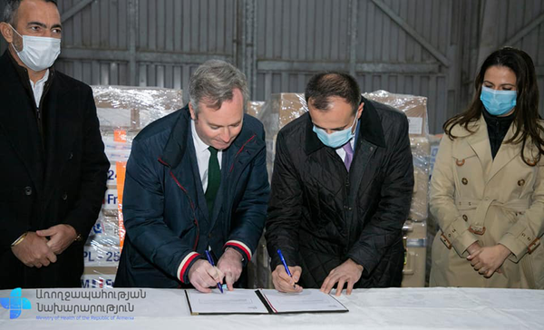Ֆրանսիայից ուղարկված հումանիտար օգնությունը կբաժանեն բուժհաստատություններին Ֆրանսիայից ուղարկված հումանիտար օգնությունը կբաժանեն բուժհաստատություններին - Sputnik Արմենիա