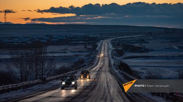 Автомобили на трассе М10 в Гегаркуникской области - Sputnik Армения