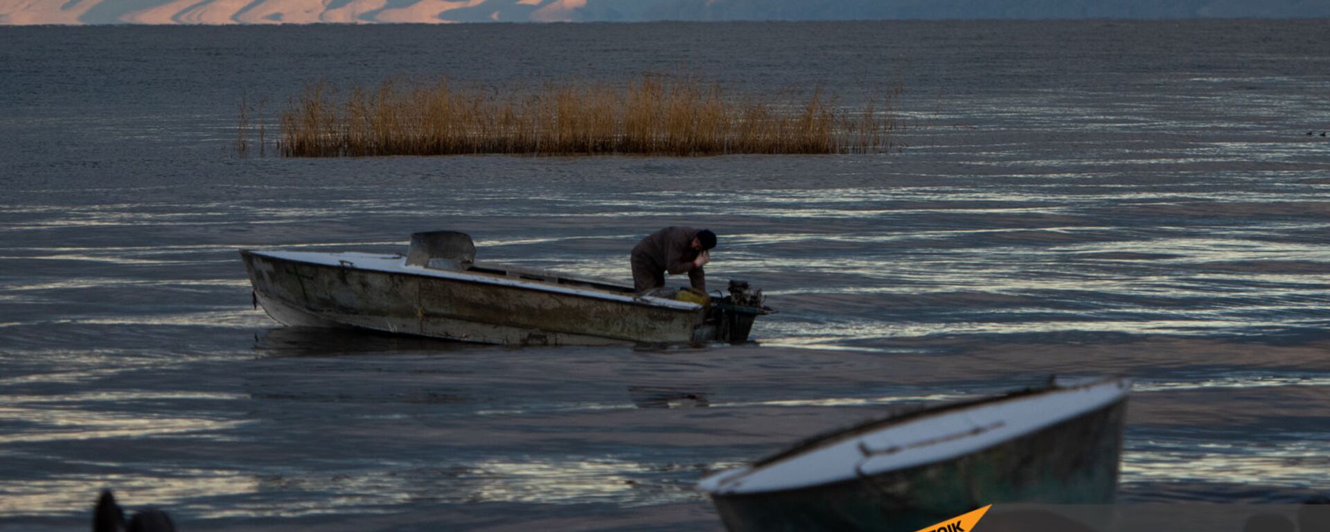 Рыбак на озере Севан, Гегаркуник - Sputnik Армения, 1920, 26.01.2021