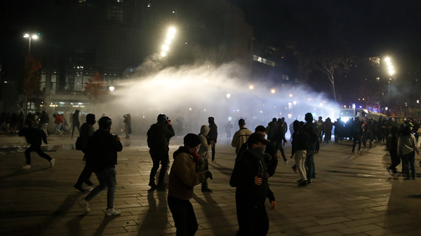 Полиция использует водометы для разгона протестующих на площади Бастилии во время демонстрации против Законопроекта о глобальной безопасности (28 ноября 2020). Париж - Sputnik Армения