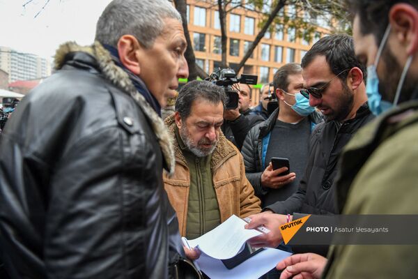 В Ереване представители интеллигенции организовали шествие к посольству Франции В Ереване представители интеллигенции организовали шествие к посольству Франции - Sputnik Армения