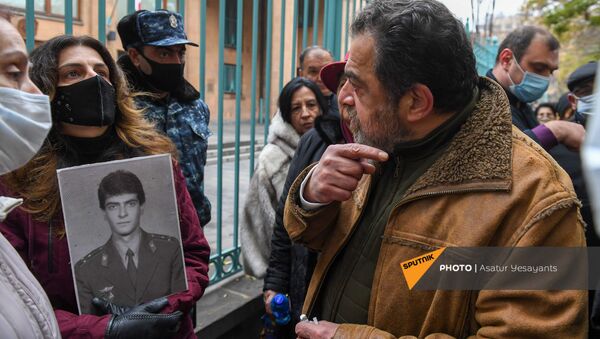 Актер Грант Тохатян во время шествия по вопросу передачи армянских военнопленных и найти без вести пропавших (30 ноября 2020). Еревaн - Sputnik Армения