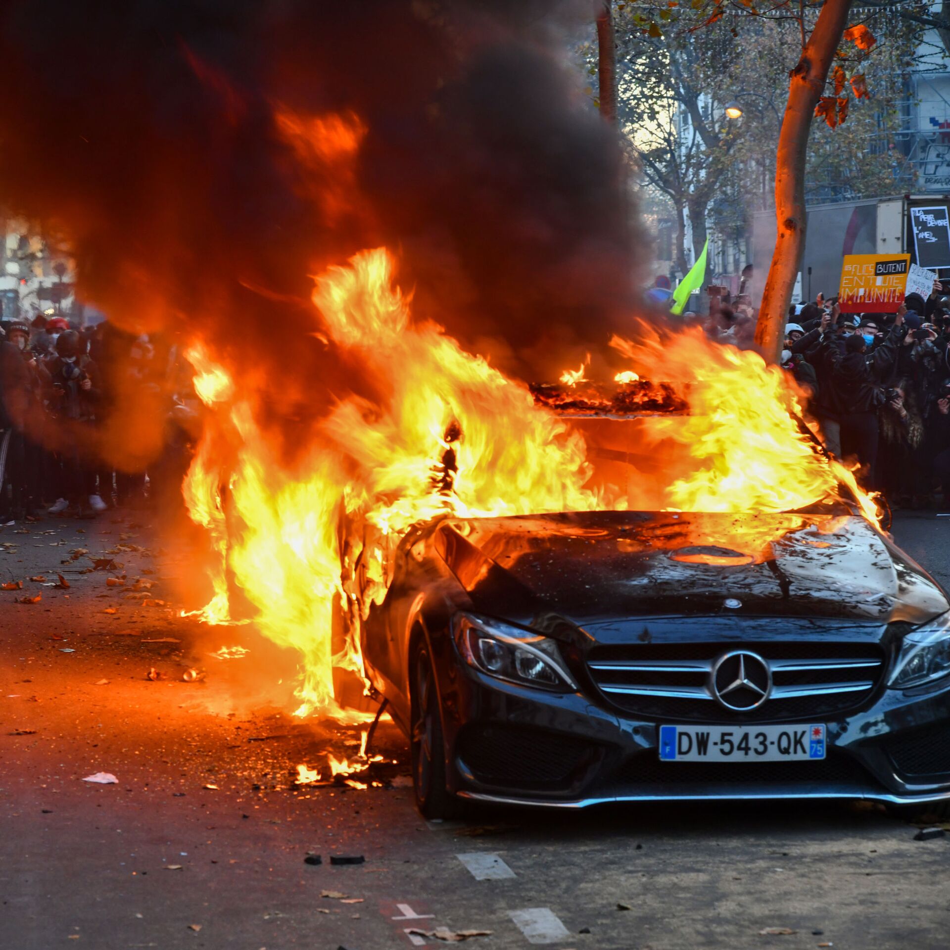 Около 700. Париж горящий автомобиль. Сожженный автомобиль полиции. Горит машина в Париже беспорядки.