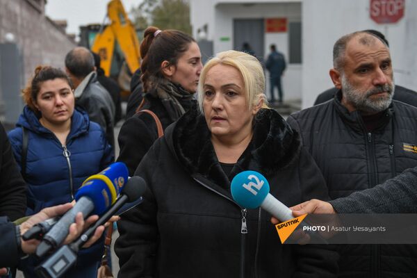 Попали в окружение и пропали без вести: акция протеста у воинской части в Эчмиадзине Попали в окружение и пропали без вести: акция протеста у воинской части в Эчмиадзине - Sputnik Армения