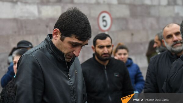 Акция протеста родителей пропавших без вести военнослужащих перед воинской частью (1 декабря 2020). Эчмиадзин - Sputnik Армения