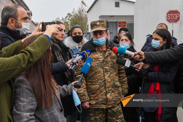 Попали в окружение и пропали без вести: акция протеста у воинской части в Эчмиадзине Попали в окружение и пропали без вести: акция протеста у воинской части в Эчмиадзине - Sputnik Армения
