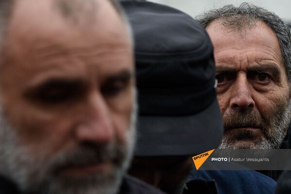 Բողոքի ակցիա Էջմիածնի զինկոմիսարիատի մոտ Բողոքի ակցիա Էջմիածնի զինկոմիսարիատի մոտ - Sputnik Արմենիա