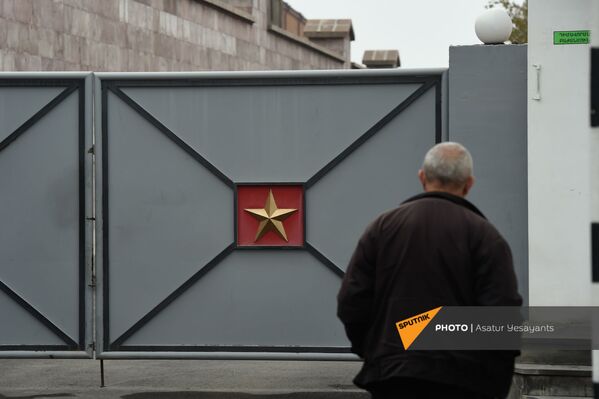 Բողոքի ակցիա Էջմիածնի զինկոմիսարիատի մոտ - Sputnik Արմենիա