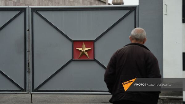 Акция протеста родителей пропавших без вести военнослужащих перед воинской частью (1 декабря 2020). Эчмиадзин - Sputnik Արմենիա
