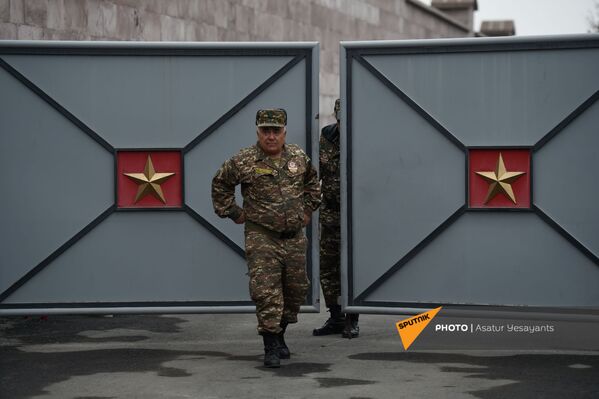 Բողոքի ակցիա Էջմիածնի զինկոմիսարիատի մոտ - Sputnik Արմենիա