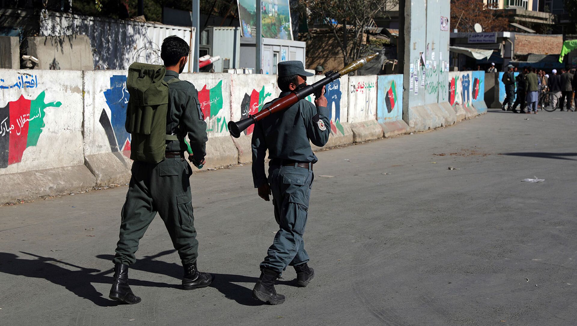 Афганские сотрудники Службы безопасности патрулируют с гранатометом на месте нападения на университет (2 ноября 2020). Кабул - Sputnik Армения, 1920, 02.08.2021