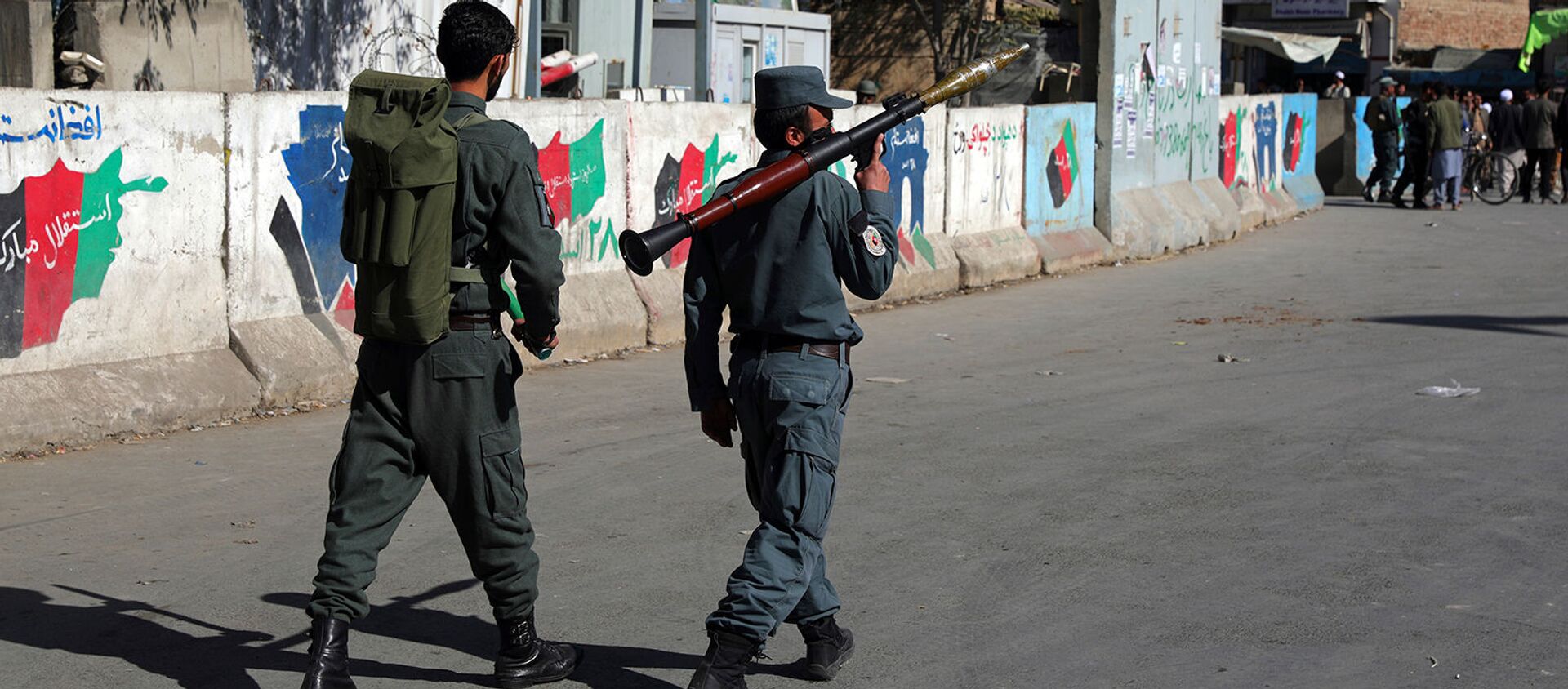 Афганские сотрудники Службы безопасности патрулируют с гранатометом на месте нападения на университет (2 ноября 2020). Кабул - Sputnik Армения, 1920, 02.05.2021