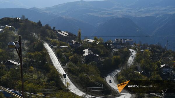 Вид на дома и автомобильную дорогу в городе Бердзор (27.11.2020). Карабах - Sputnik Արմենիա