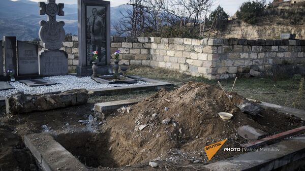 Могилы на кладбище после извлечения останков захороненных жителей в городе Бердзор (30 ноября 2020). Карабах - Sputnik Армения