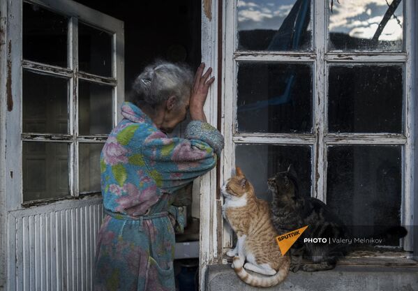 Տարեց կինը` Բերձորի իր տան շեմին. նոյեմբերի 30 - Sputnik Արմենիա