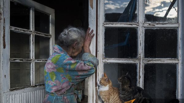 Пожилая женщина возле своего дома в городе Бердзор (30 ноября 2020). Карабах - Sputnik Արմենիա
