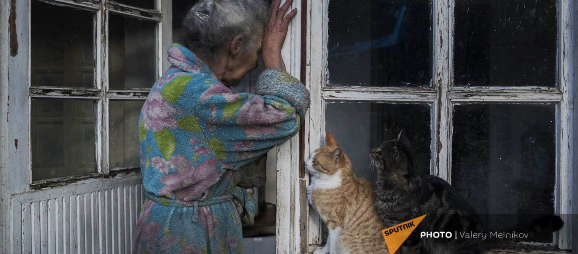 Пожилая женщина возле своего дома в городе Бердзор (30 ноября 2020). Карабах - Sputnik Армения, 1920, 04.02.2021