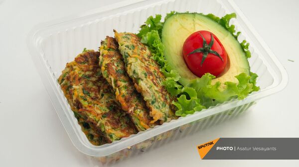Здоровое питание: котлеты из кабачков с авокадо и помидором черри - Sputnik Армения