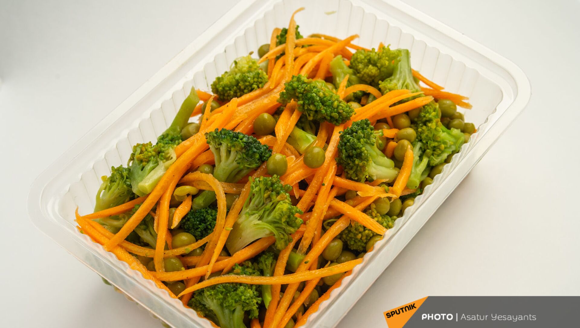 Очень простой салат с отварной курицей и морковью по-корейски