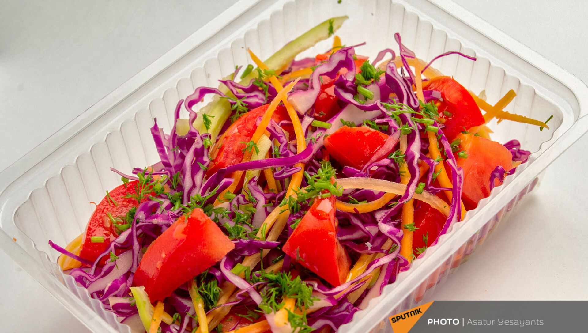 Здоровое питание: салат из красной капусты с помидором и болгарским перцем - Sputnik Армения, 1920, 23.02.2021