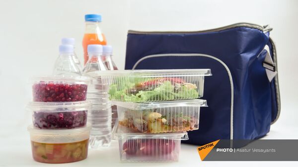 Здоровое питание: еда в контейнерах, напитки и сумка для доставки - Sputnik Армения