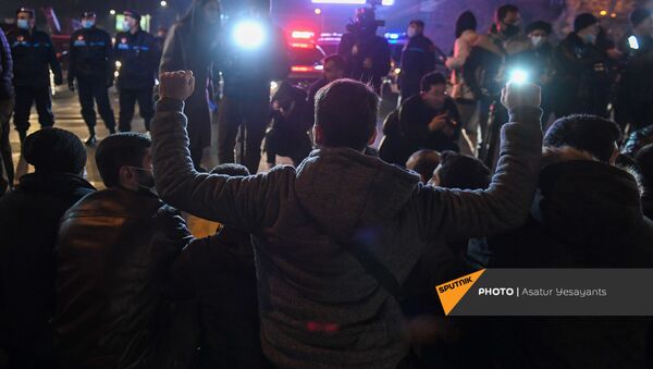 Требующие отставки премьер-министра демонстранты перекрыли улицы в центре столицы (3 декабря 2020). Еревaн - Sputnik Արմենիա