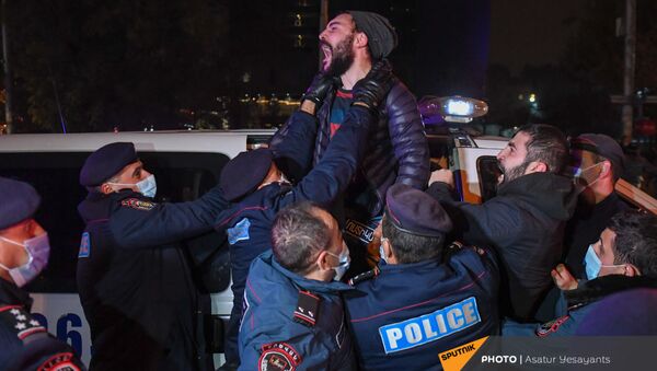 Полиция задерживает демонстрантов, перекрывших улицы в центре столицы (3 декабря 2020). Еревaн - Sputnik Արմենիա