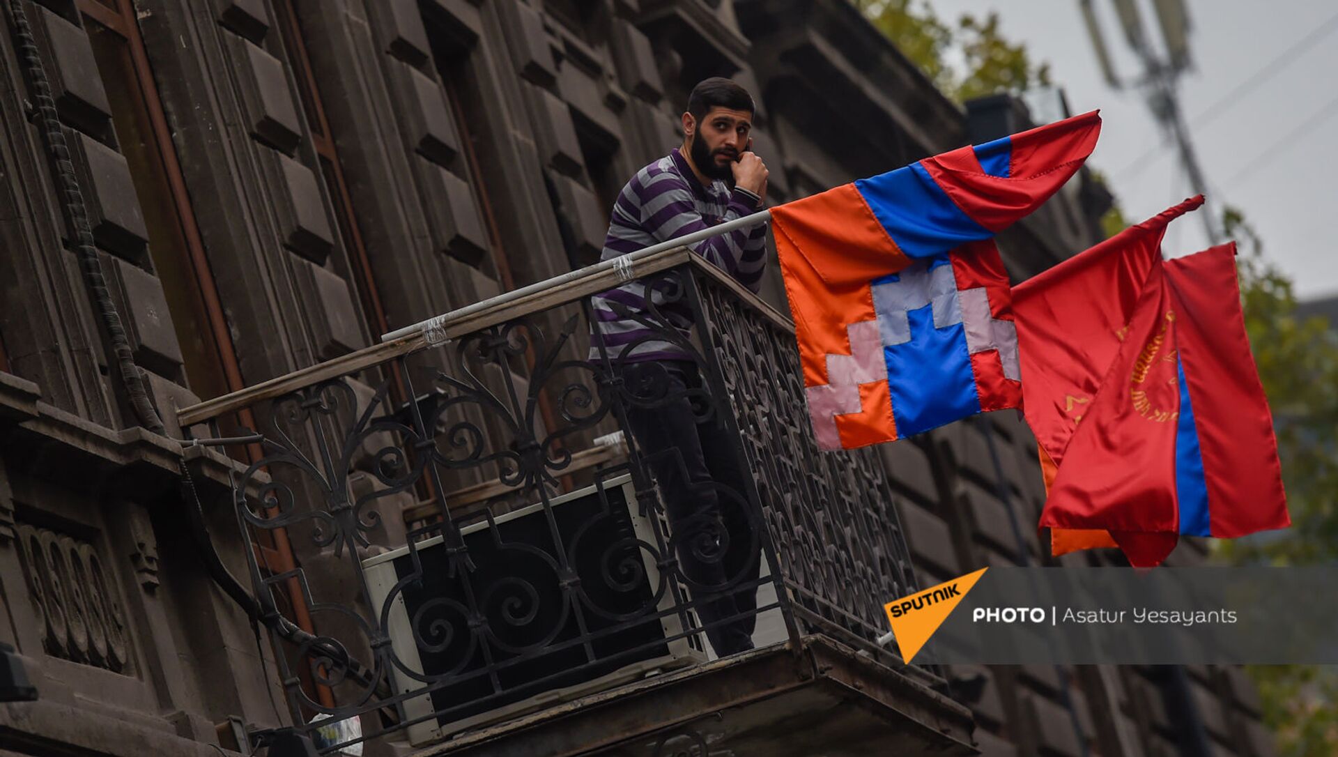 Молодой человек беседует по телефону на балконе в здании Верховного органа АРФД (3 декабря 2020). Еревaн - Sputnik Армения, 1920, 25.02.2021