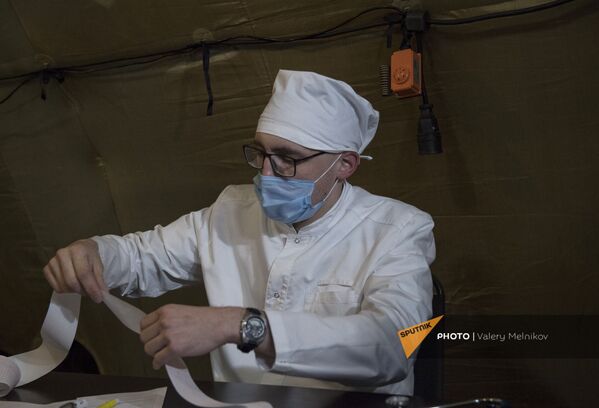 Врач проводит прием пациента на базе госпиталя развернутого Минобороны России на территории аэропорта в Степанакерте (3 декабря 2020). Карабах Врач проводит прием пациента на базе госпиталя развернутого Минобороны России на территории аэропорта в Степанакерте (3 декабря 2020). Карабах - Sputnik Армения