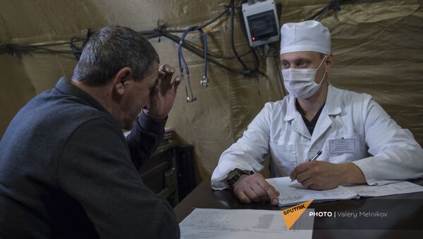 Врач проводит прием пациента на базе госпиталя развернутого Минобороны России на территории аэропорта в Степанакерте (3 декабря 2020). Карабах - Sputnik Արմենիա