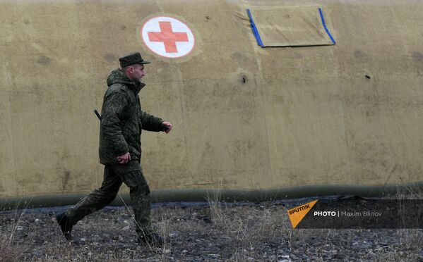 Российский военнослужащий на территории мобильного полевого госпиталя неподалеку от Степанакерта (29 ноября 2020). Карабах Российский военнослужащий на территории мобильного полевого госпиталя неподалеку от Степанакерта (29 ноября 2020). Карабах - Sputnik Армения