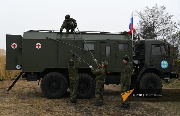 Российские военнослужащие выгружают оборудование на территории мобильного полевого госпиталя неподалеку от Степанакерта (29 ноября 2020). Карабах Российские военнослужащие выгружают оборудование на территории мобильного полевого госпиталя неподалеку от Степанакерта (29 ноября 2020). Карабах - Sputnik Армения