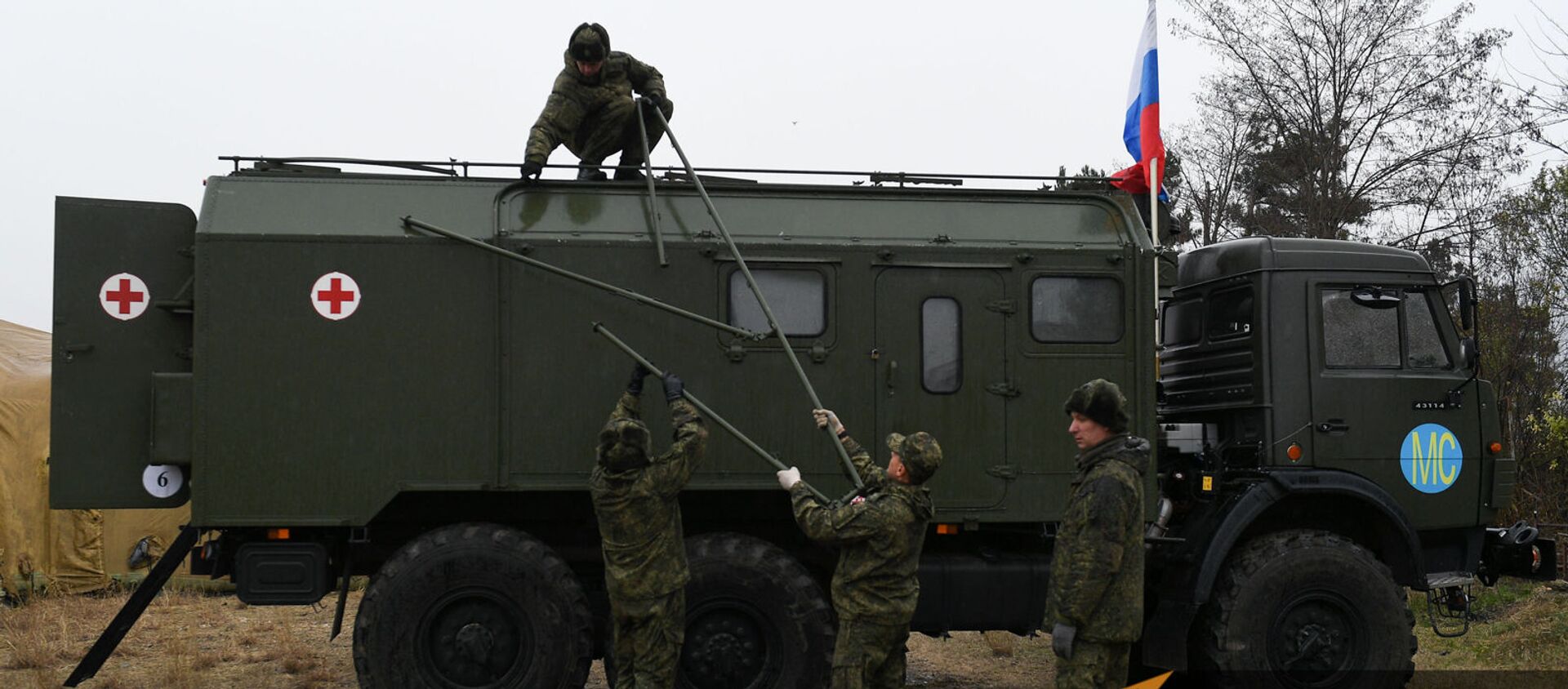 Российские военнослужащие выгружают оборудование на территории мобильного полевого госпиталя неподалеку от Степанакерта (29 ноября 2020). Карабах - Sputnik Արմենիա, 1920, 23.04.2021