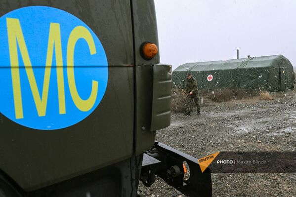 Российские военнослужащие на территории мобильного полевого госпиталя неподалеку от Степанакерта (29 ноября 2020). Карабах Российские военнослужащие на территории мобильного полевого госпиталя неподалеку от Степанакерта (29 ноября 2020). Карабах - Sputnik Армения